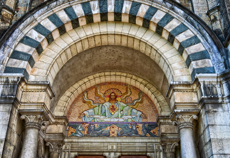 Christus-Darstellung über einem Kirchenportal