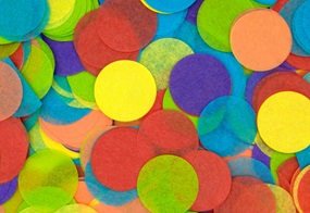 Bunte Kreise liegen aufeinander wie Konfetti