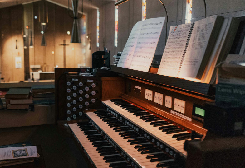 Ein Orgelspieltisch in einer Kirche