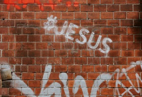 Hauswand mit Graffiti #Jesus