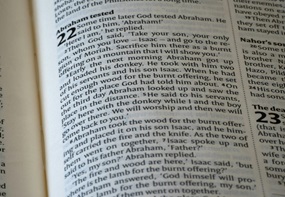 Aufgeschlagene Bibel zeigt Genesis 22 in englischer Sprache