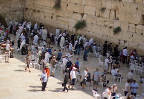 Menschen stehen an der Klagemauer in Jerusalem