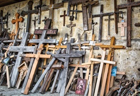 Pilgerkreuze lehnen an einer Wand