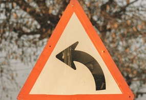 Straßenschild mit einem  Abbiegepfeil