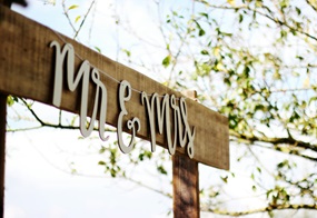 Auf einem Schild steht der Schriftzug "Mr and Mrs"