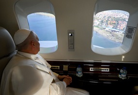 Papst Leo XIV. schaut aus dem Hubschrauberfenster aus Ausgrabungen der antiken Basilika Sankt Neophyt in Iznik (Türkei), am 28. November 2025 beim Landeanflug auf Iznik.