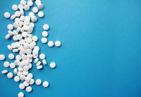 Viele kleine weiße Tabletten