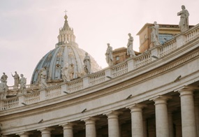 Blick auf die Kolonaden und den Petersdom
