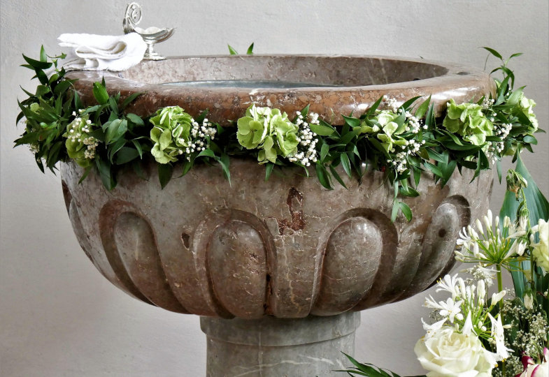 Französische Bischöfe berufen Provinzialkonzil ein: Taufboom in der katholischen Kirche hält an