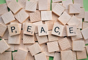 Aus kleinen Holzsteinen wurde das Wort "Peace" gelegt