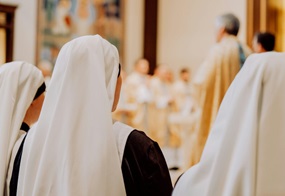 Ordensfrauen mit weißen Schleiern