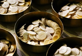 goldene Schalen mit Hostien