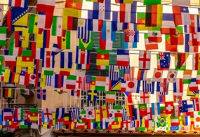 Viele Länderflaggen hängen an Schnüren