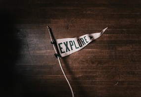 Eine Fahne mit dem Wort "Explore"