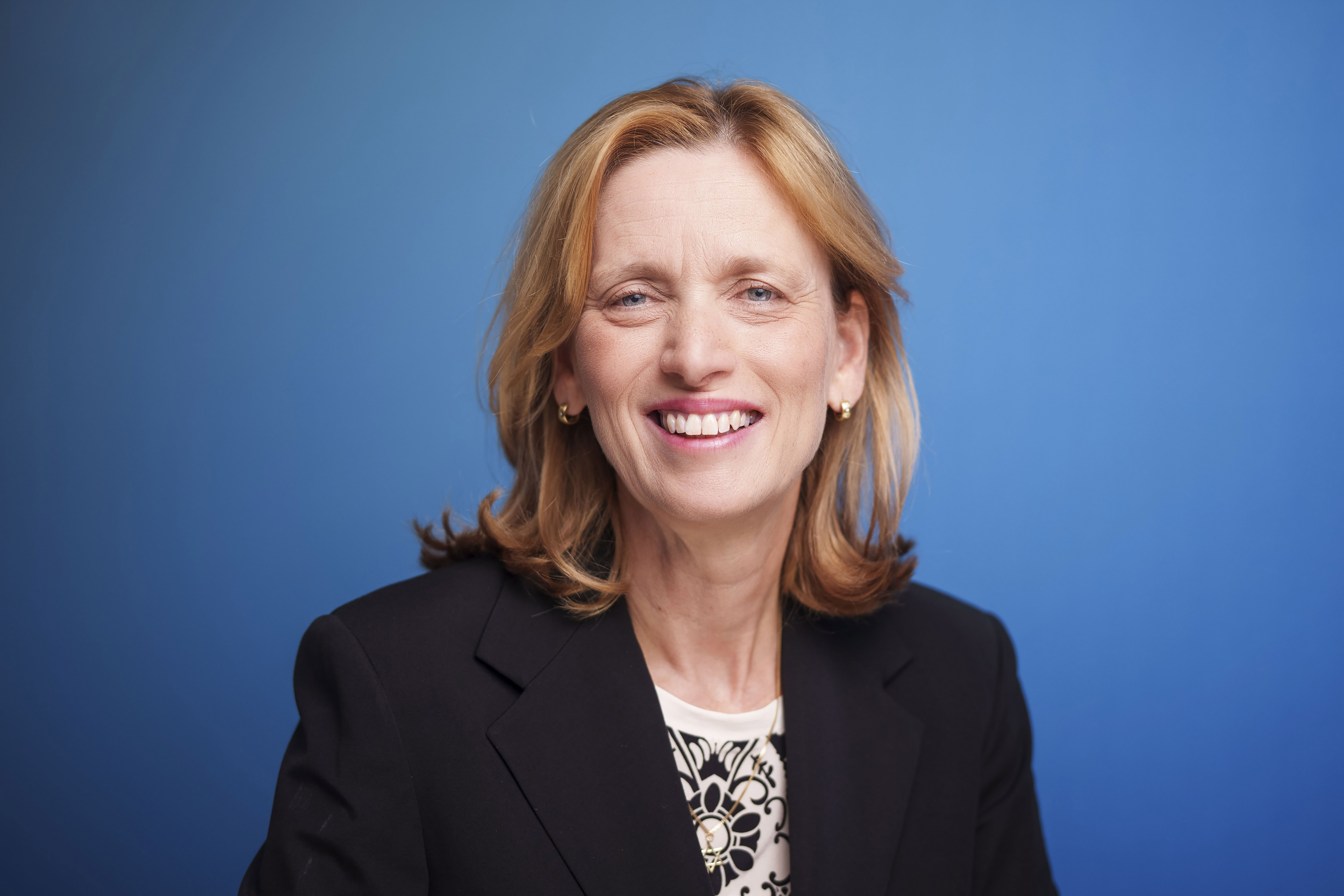 „Die Bedrohungen  nehmen wir sehr ernst“: Ein Gespräch mit Bundesministerin Karin Prien