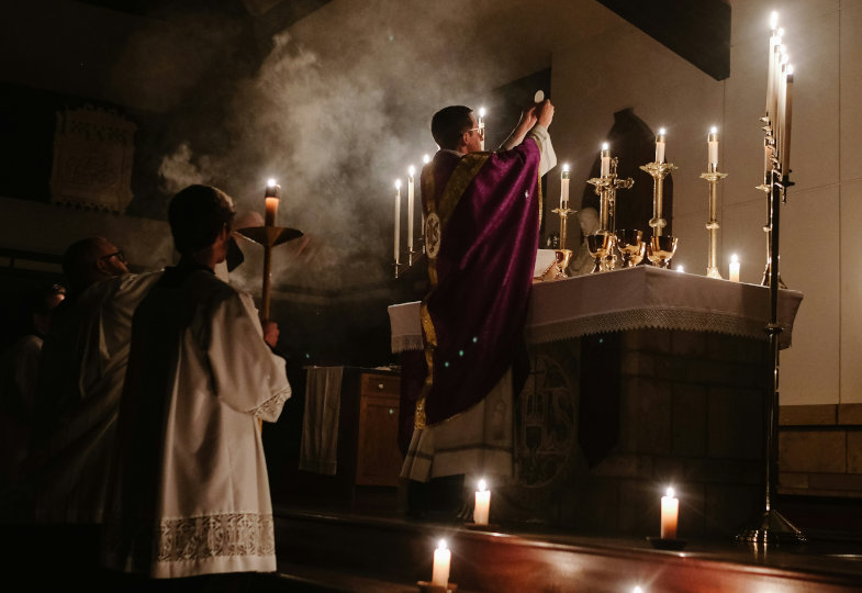 Zum Altar Gottes treten: Die „Alte Messe“ im Zentrum katholischer Identitätskonflikte