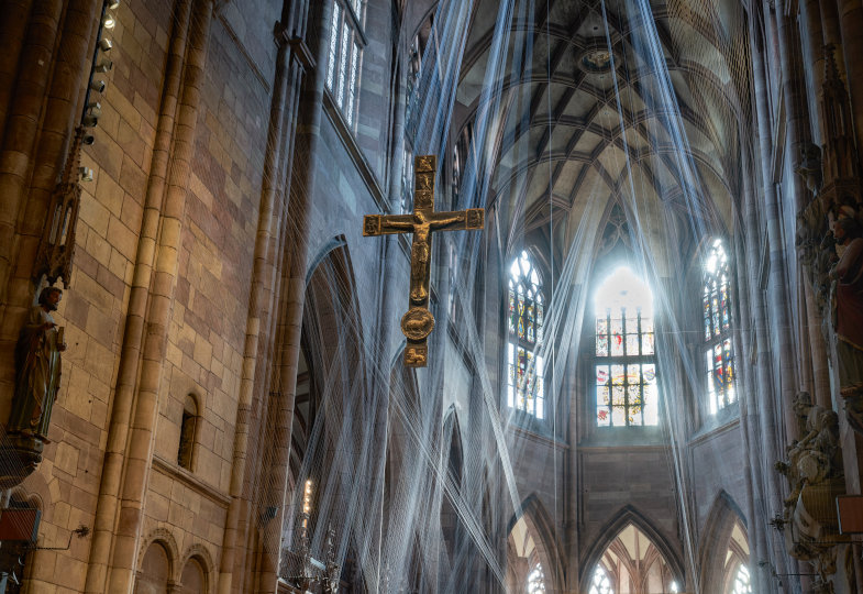 Im Fadenschein: Kunstinstallation von Elke Maier im Freiburger Münster