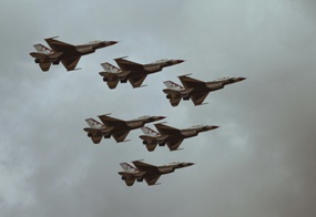 Sechs Düsenjets fliegen am Himmel