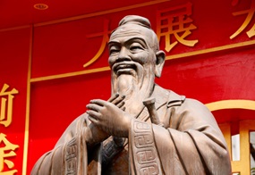 Eine Statue zeigt Konfuzius