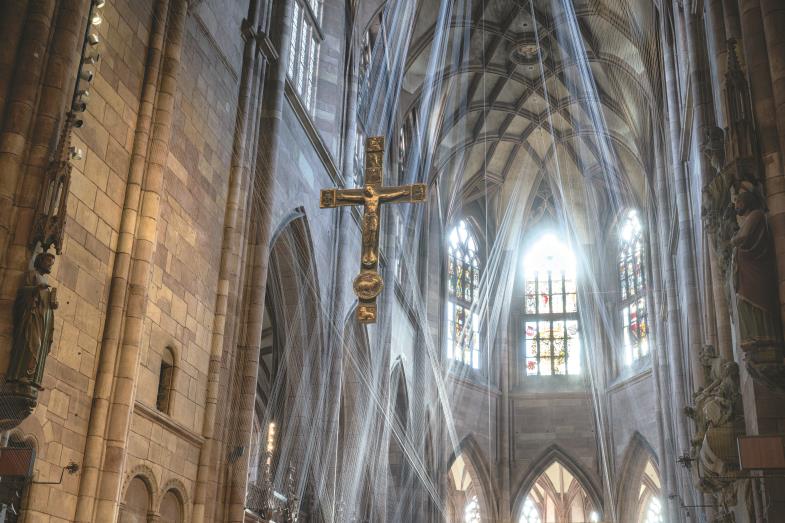 Im Fadenschein: Kunstinstallation von Elke Maier im Freiburger Münster