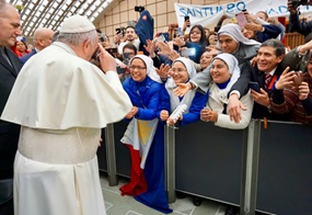 Papst Franziskus spricht mit drei Nonnen