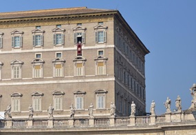 Am Fenster des Apostolischen Palasts steht der Papst 