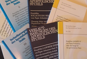 Mehrere Broschüren liegen übereinander