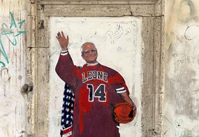 Ein Graffiti zeigt Papst Leo XIV. in einem Basketballtrikot