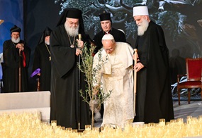 Papst Leo XIV. (m.) nimmt an einem ökumenischen und interreligiösen Treffen teil, am 1. Dezember 2025 auf dem Märtyrerplatz in Beirut (Libanon).