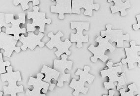 Graue Puzzleteile