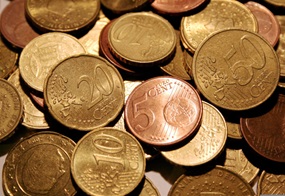 Diverse Münzen liegen übereinander