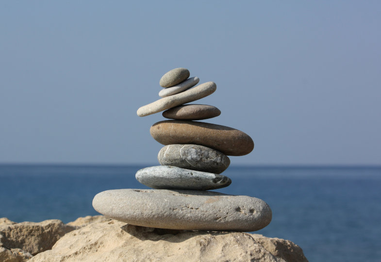 Mehrere flache Steine liegen übereinander