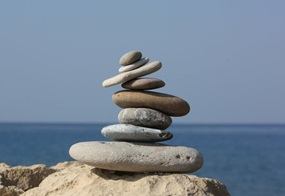 Mehrere flache Steine liegen übereinander