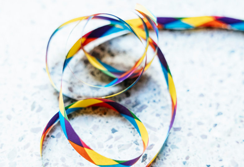 Eine Luftschlange liegt auf dem Boden