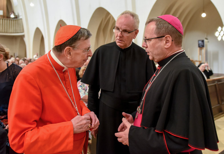 Kardinal Kurt Koch (l.), Präsident des Päpstlichen Rates zur Förderung der Einheit der Christen, Pallottiner-Pater Alexander Holzbach und Georg Bätzing (r.), Bischof von Limburg, in der Kirche Sankt Marien in Limburg am 15. September 2019