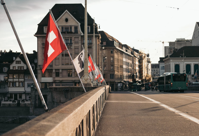 Schweizer Flaggen auf einer Brücke