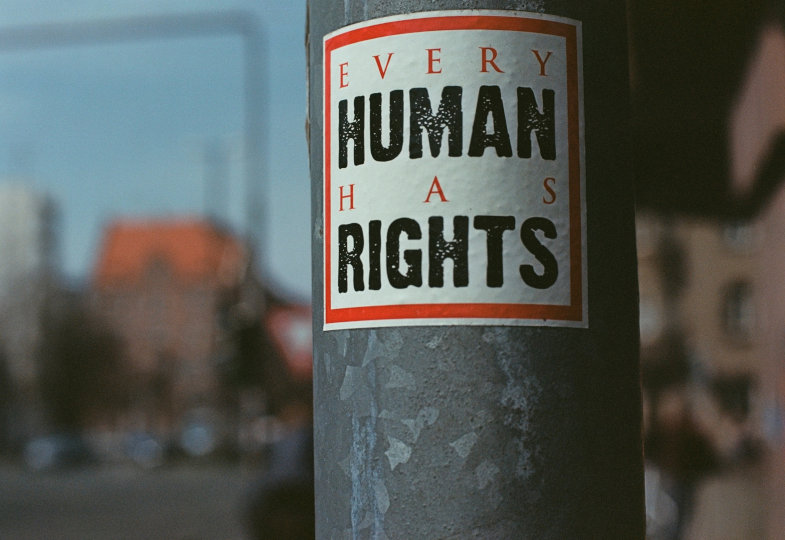 Aufkleber mit Schriftzug "every human has rights"