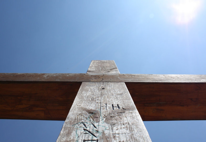 Ein Holzkreuz mit Himmel