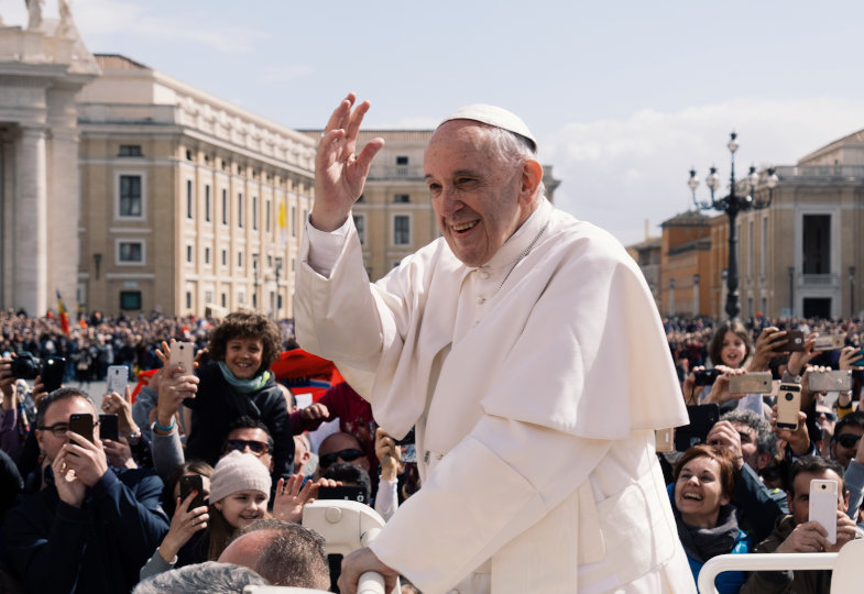 Papst Franziskus fährt durch die Menge