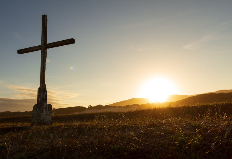 Ein Kreuz steht auf einem Feld