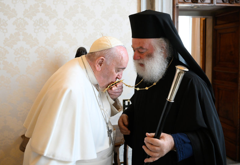 Papst Franziskus küsst das Brustkreuz von  von Theodoros II., griechisch-orthodoxer Patriarch von Alexandria und ganz Afrika