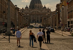 Menschen laufen auf den Petersdom zu