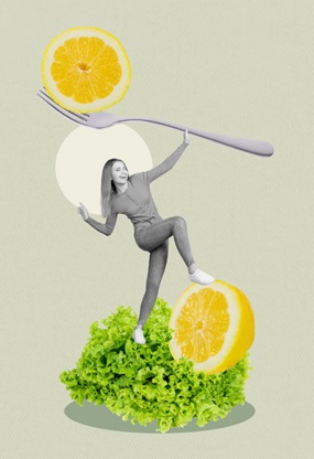 Illustartion mit einer Frau in schwarz weiß die eine riesige Gabel in der Hand hat, auf einem Salatkopf steht und eine aufgeschnittene Orange auf der Gabel aufgespießt hat. Mit ihrem rechten Bein steht sie auf der anderen aufgeschnitten Orangenhälfte