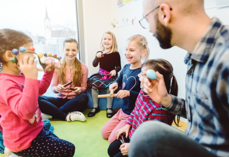 Der nächste Karriereschritt für Erzieher*innen: Wie dieses Studium auf die Führungsrolle in der Kita vorbereitet