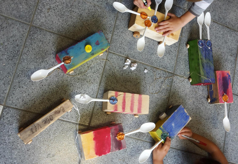 Eine kreative Idee aus Holzklötzen und Papierkügelchen: Die Schnipp- und Fltzmaschine