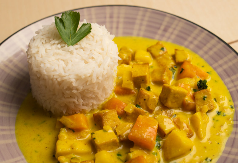 Rezepte für die Kita: Tofu-Gemüse-Kokosmilch-Curry-Soße mit Basmati Reis