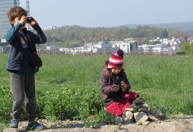 Kinder hinter der Kamera