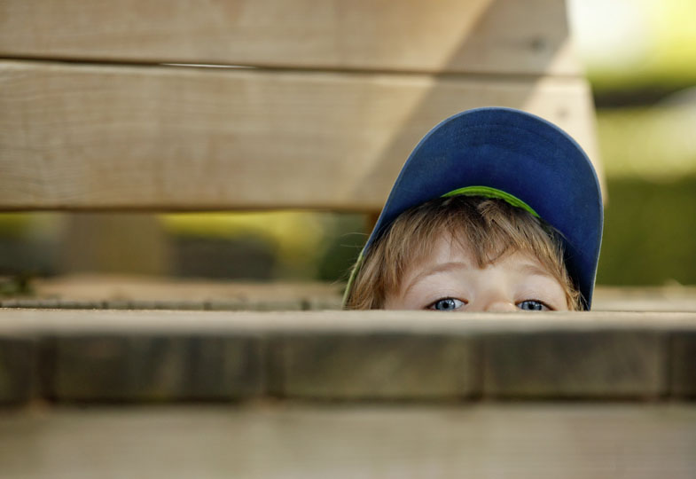 Kinder verstecken sich, um gesehen zu werden