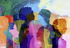 Mehrere bunte, überlappende Silhouetten von Menschen im Profil füllen ein farbenfrohes, abstraktes Bild.