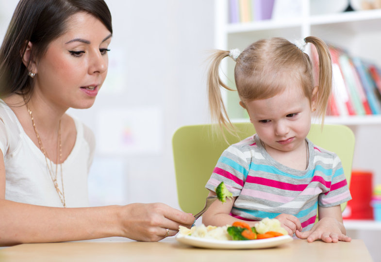 Meine Kollegin zwingt Kinder beim Mittagessen zum Probieren